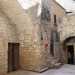 Entriamo cos in un cortile interno...